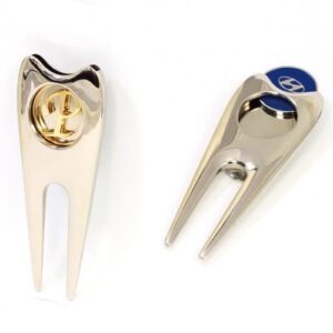 Customized-simple-zamac-golf-divot-tool-with-coin-2