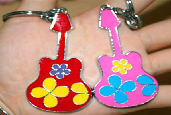 Guitar flowers metal keychain for promotional gifts - Image 2
