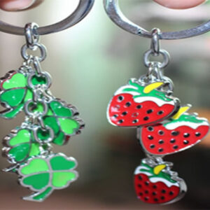 Leaves strawberry metal keychain for promotional gifts