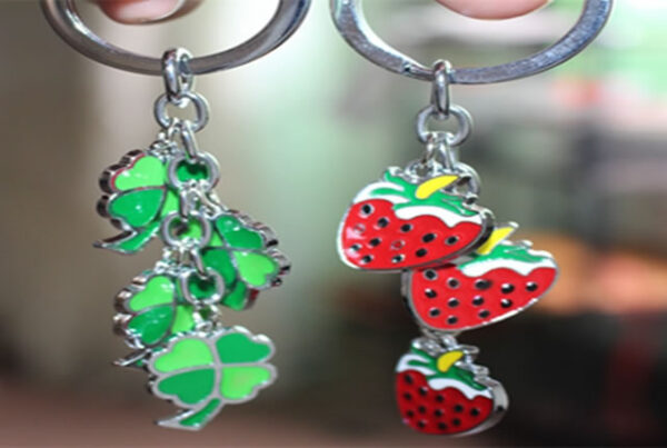 Leaves strawberry metal keychain for promotional gifts