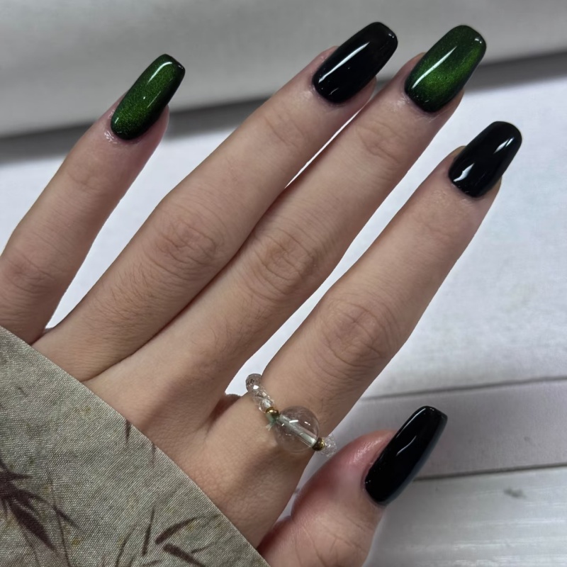 cat-eye-emerald-green-nail-design