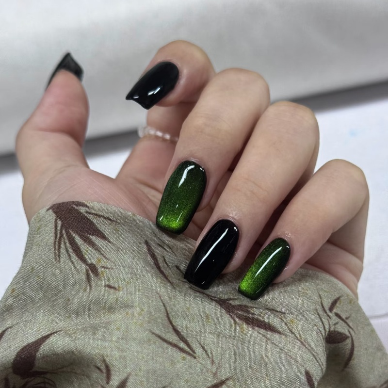 emerald-green-cat-eye-nails