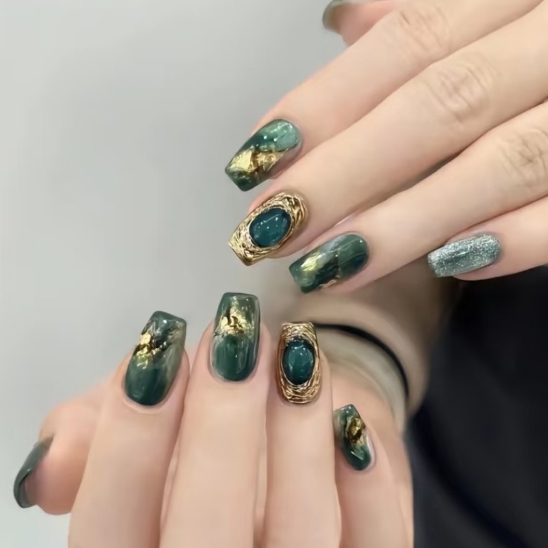 emerald-green-metallic-nails