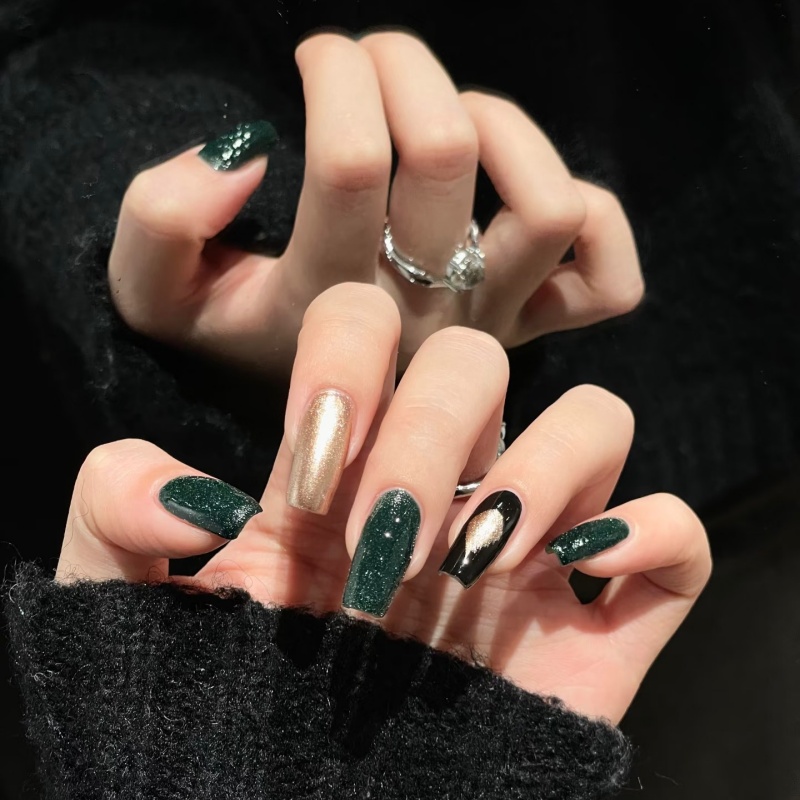 emerald-green-nails-with-metallic-design