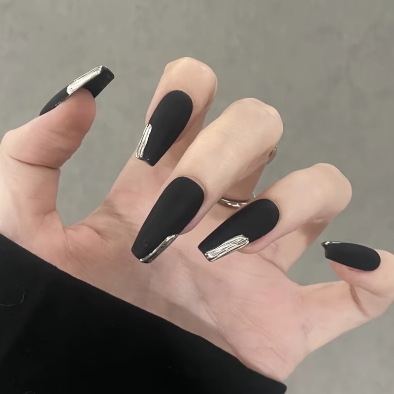 matte-black-metallic-nail-art