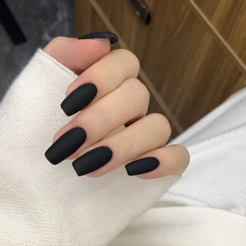 matte-black-nail-art